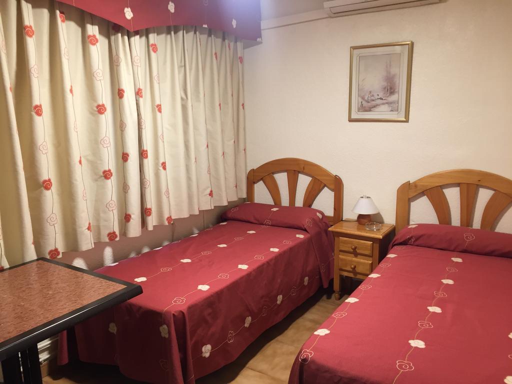 Hostal Jacinto Alcalá de Henares Buitenkant foto