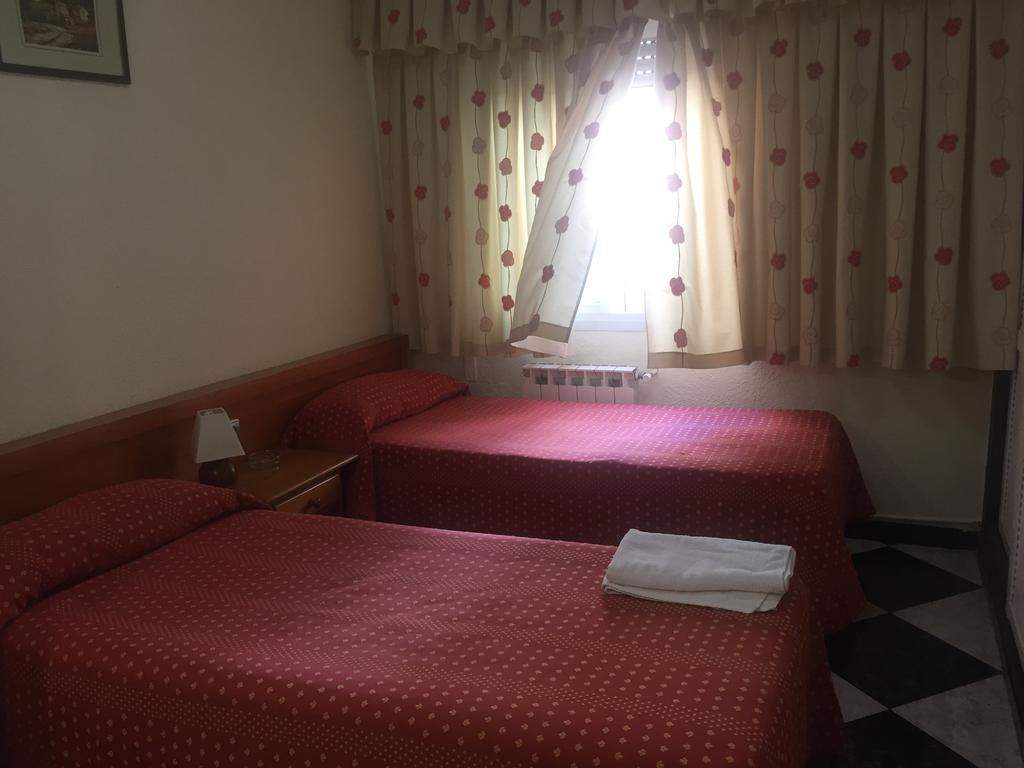 Hostal Jacinto Alcalá de Henares Buitenkant foto